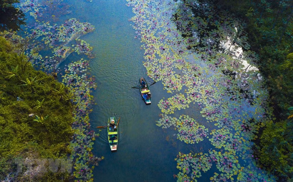 游客在石碧船站乘船游览通晴旅游区。图自 越通社