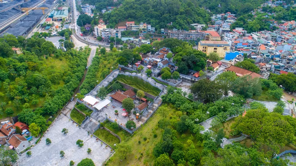 翁门祠位于广宁省锦普市翁门坊9A 区的一座山丘上。其距离下龙市东北部40公里。翁门祠山清水秀，地势背山面海，拥有美丽壮观的自然风光。这是来到广宁省锦普市时四面八方游客不可错过的一个著名信仰旅游景点，同时也是越南最美的寺庙之一。图自VIETNAM+