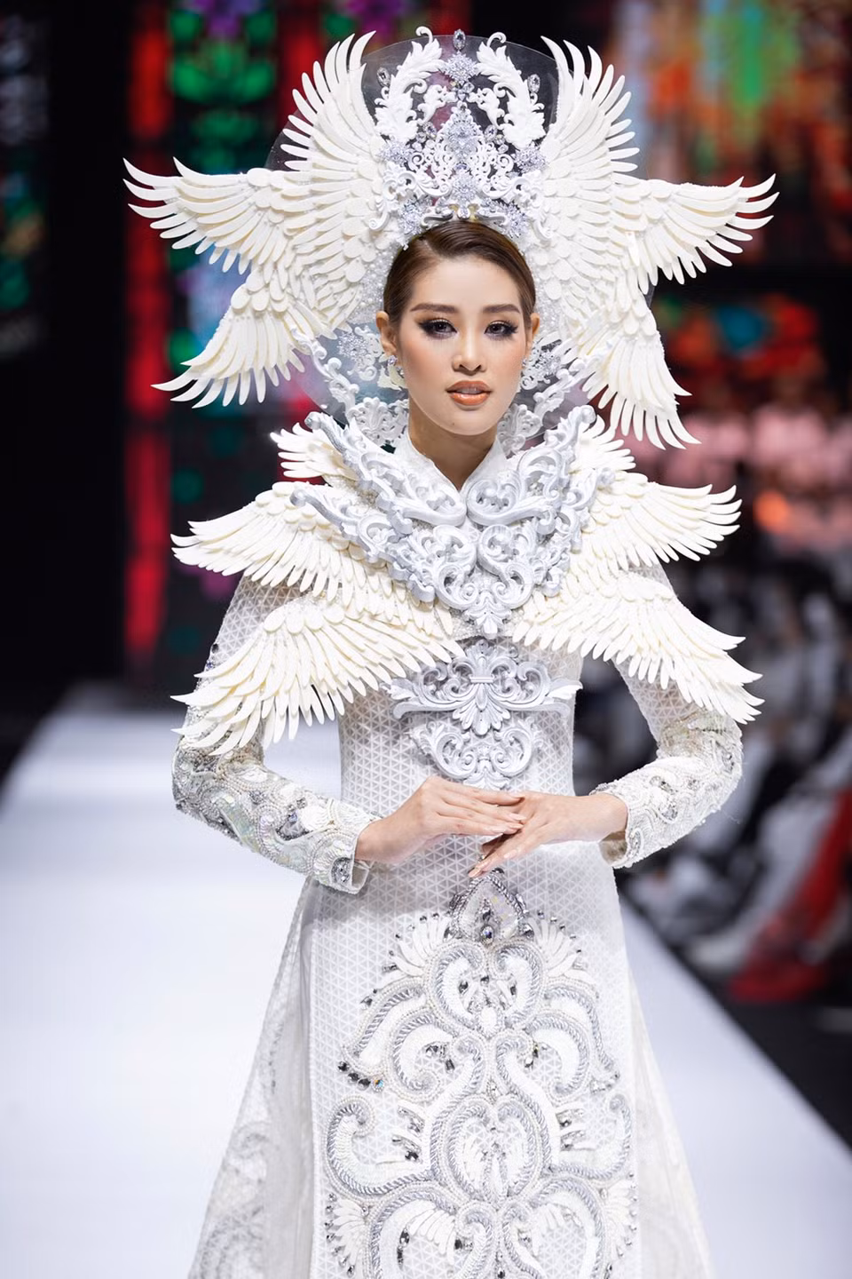 每一条奥黛上手工刺绣的龙凤、鸿鹤、双鱼等花纹都精致无比，其不仅保留传统奥黛的灵魂，而且还为每一条奥黛充满现代的气息。图自越通社
