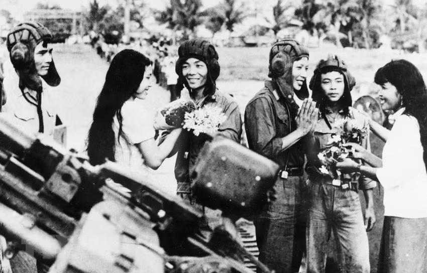 1983年5月2日，柬埔寨金边居民欢送圆满完成任务归国的越南志愿军。图自越通社