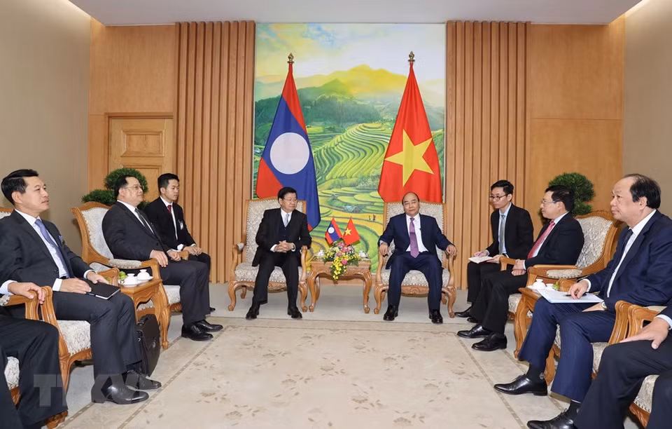 会议召开之前，阮春福总理会见老挝总理通伦•西苏里。图自 越通社