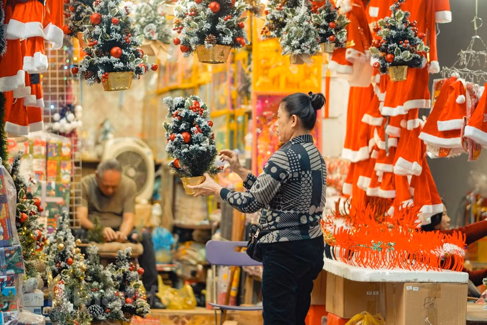 行马街各商贩透露，今年，来购买圣诞装饰品的人比去年增加。图自越通社
