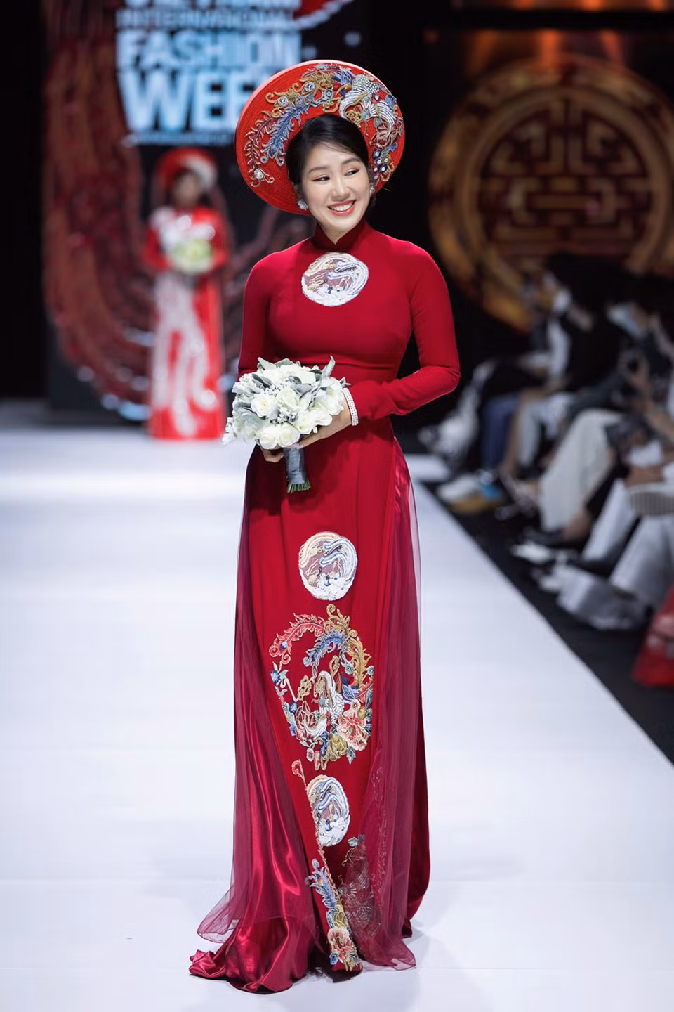 红色代表喜事，其象征着夫妇婚姻圆满的生活，同时也是这一奥黛集锦的主色调。图自越通社