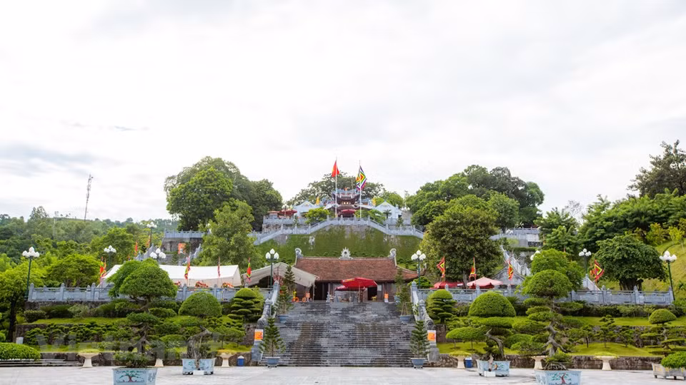 广宁省锦普市翁门祠于1989年被公认为国家级历史文化遗迹。该文化空间于2016年被公认为国家级非物质文化遗迹的翁门祠庙会举行之地。锦普市已展开翁门祠价值保护与发挥总体规划，投资总额近8000亿越南盾，其有助于保护与弘扬翁门祠庙会的历史文化价值。图自VIETNAM+