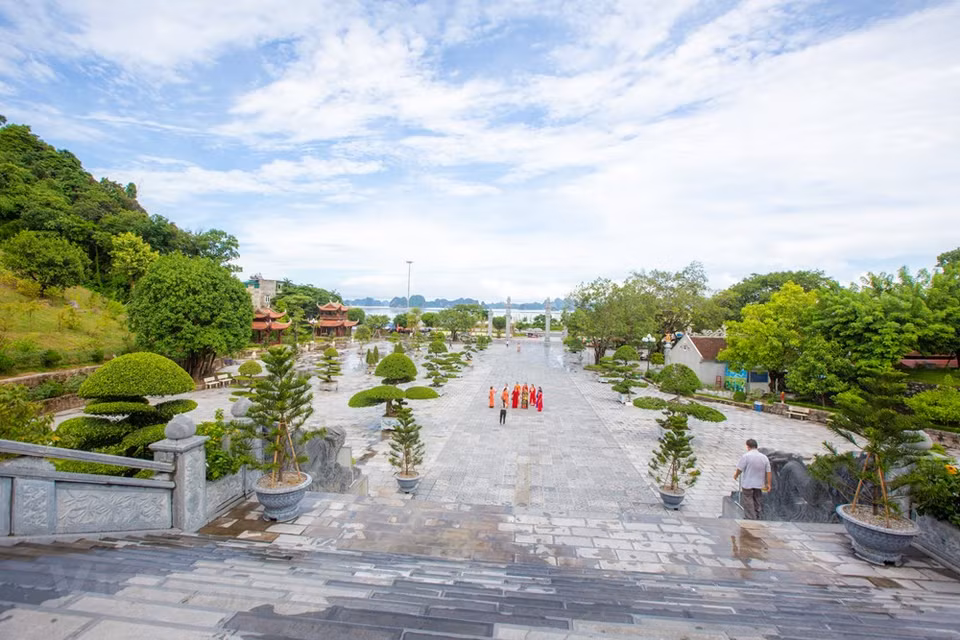 广宁省翁门祠每年吸引众多四面八方游客前来烧香拜佛和参观游览。来到这里，游客不仅有机会亲眼观赏山清水秀和宜人的风景，而且还能够亲身体验广宁省乃至越南东北地区著名且富有传统文化特色的一项信仰文化活动。那就是翁门祠庙会。图自VIETNAM+