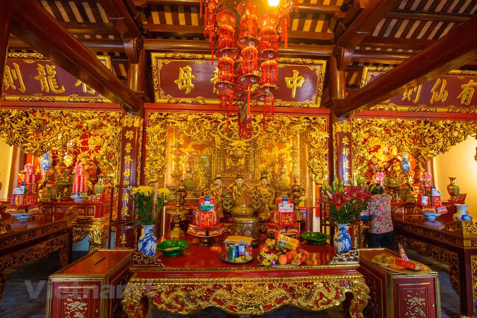 翁门庙会娱乐部分的亮点是德翁微行抬轿仪式，这是开庙典礼上特别重要的仪式。人们抬轿行走在各条街道上，沿途举行迎神仪式，体现人民对陈国颡德翁的尊重。德翁抬轿仪式组织周密，多支队伍依序行进。走在前面的是舞麟队，这是迎神的开端仪式，后面是五行旗队、锣鼓乐队、抬轿队等。此外，还有上香献花仪式以及再现兴让大王陈国颡神迹的仪式。图自VIETNAM+