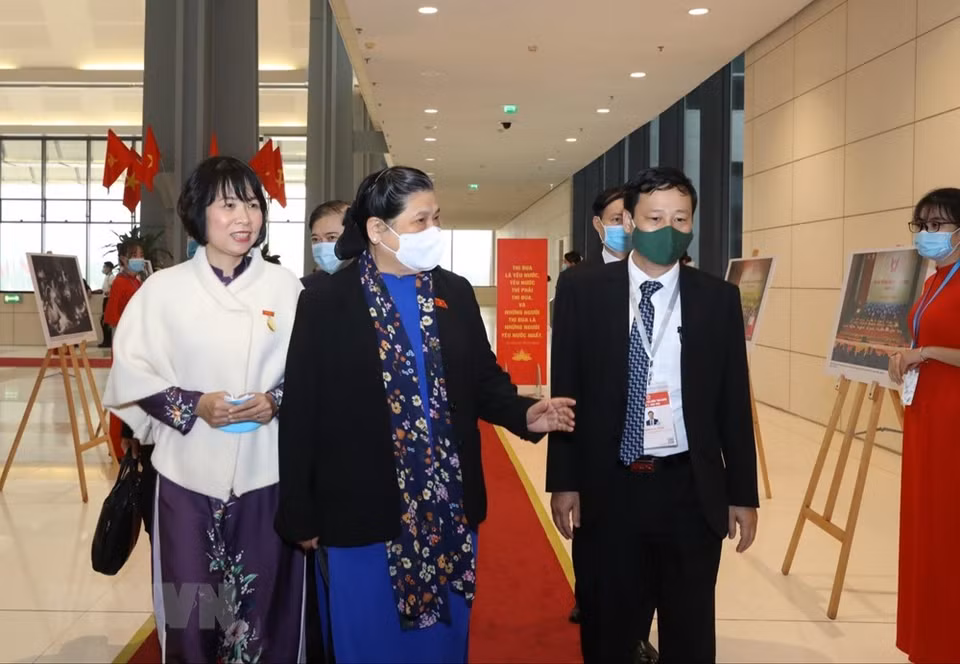 越南通讯社领导向国会常务副主席丛氏放介绍越通社在大会上所展示的资料图。图自越通社