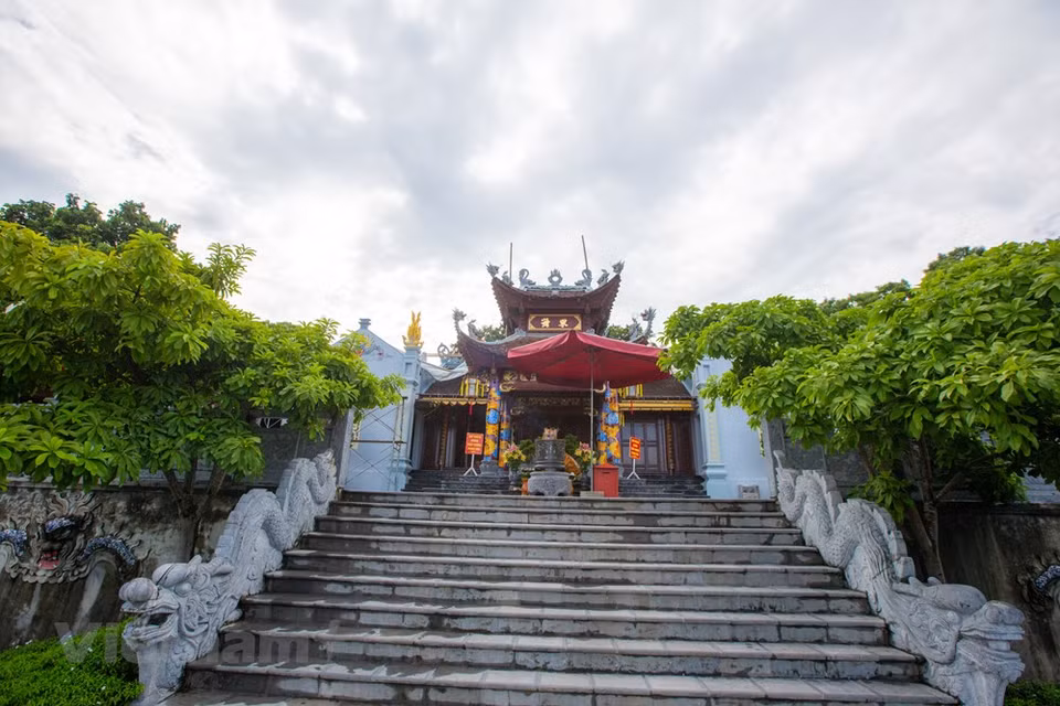 据史书记载，翁门祠原为古树下的一座稻草庵，坐落在双仙庙（又称朔门庙）旁。该祠作为唯一祭祀打败蒙元侵略者、捍卫疆土的兴道大王陈国俊全家的地方而闻名遐迩。该祠祭祀的主神是陈朝贤能将军、兴道大王陈国俊的第三个儿子兴让大王陈国颡及其近臣。庙内共有34座精心制作并具有艺术价值的大小塑像。图自VIETNAM+