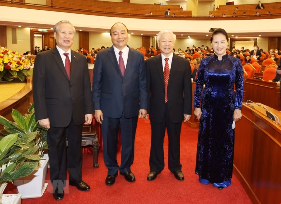 越共中央总书记、国家主席阮富仲；政府总理阮春福；国会主席阮氏金银；书记处常务书记陈国旺出席会议。图自越通社