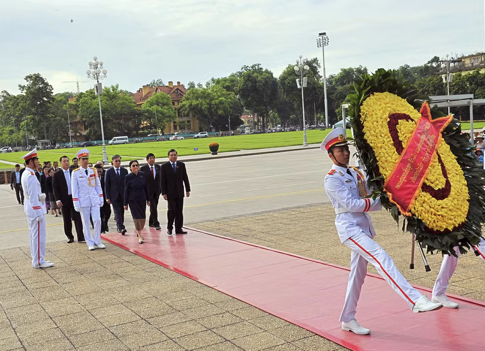 巴妮·亚托杜一行前来胡志明主席陵墓瞻仰胡志明主席遗容。（图片来源：越通社）