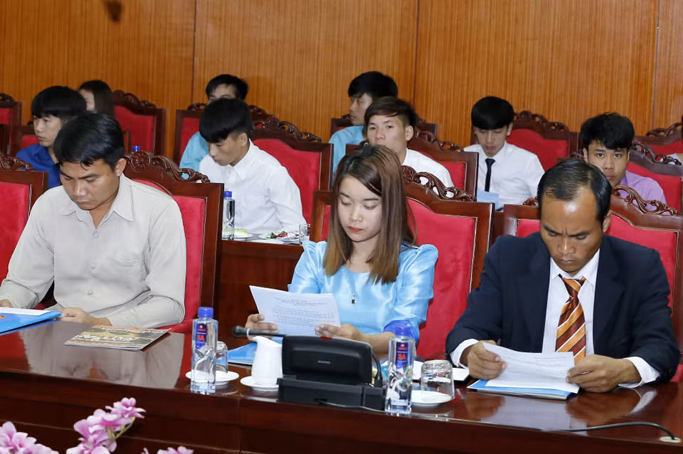 出席见面会的正在山萝省就读的老挝留学生和研究生。（图片来源：越通社）