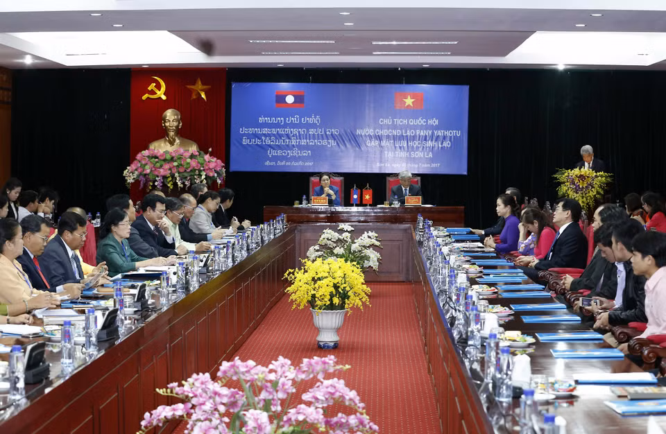 巴妮·亚托杜与正在山萝省就读的老挝留学生举行见面会。（图片来源：越通社）