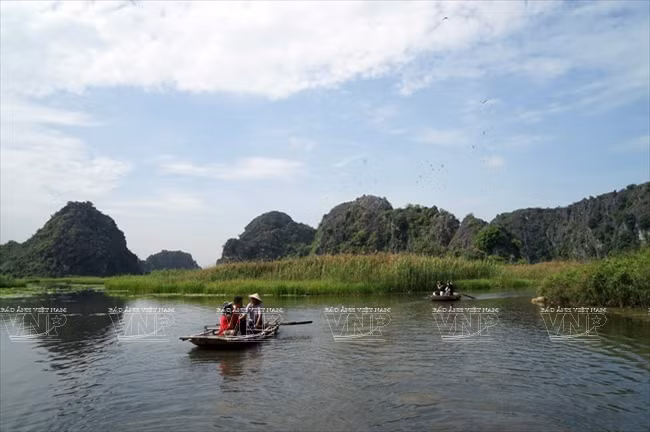 以宽达3500公顷的水面，云龙水上旅游线从1998年开始，游客可乘坐竹船欣赏秀丽山水景致。