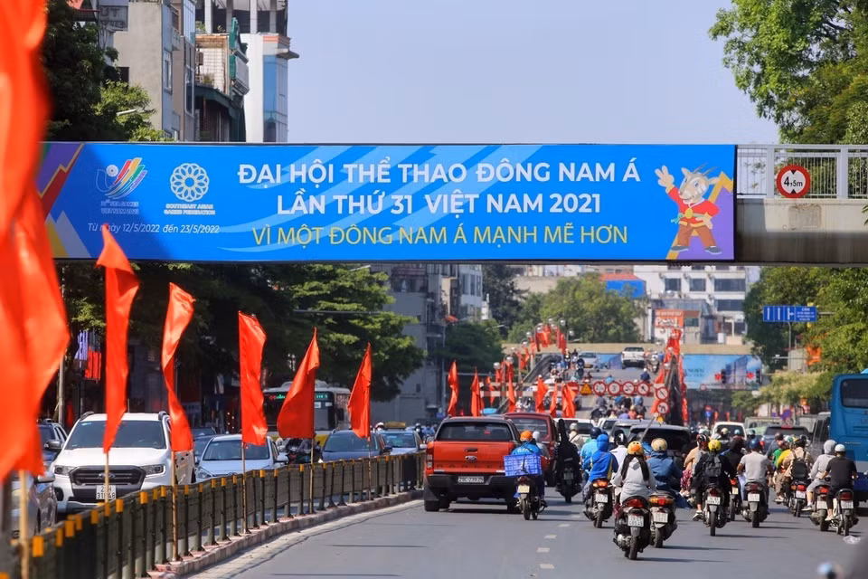 西山步行街道上挂满第31届东南亚运动会的宣传海报。图自越通社