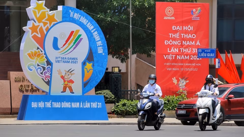 寮佳街十字路口上挂着第31届东南亚运动会的宣传海报。图自越通社