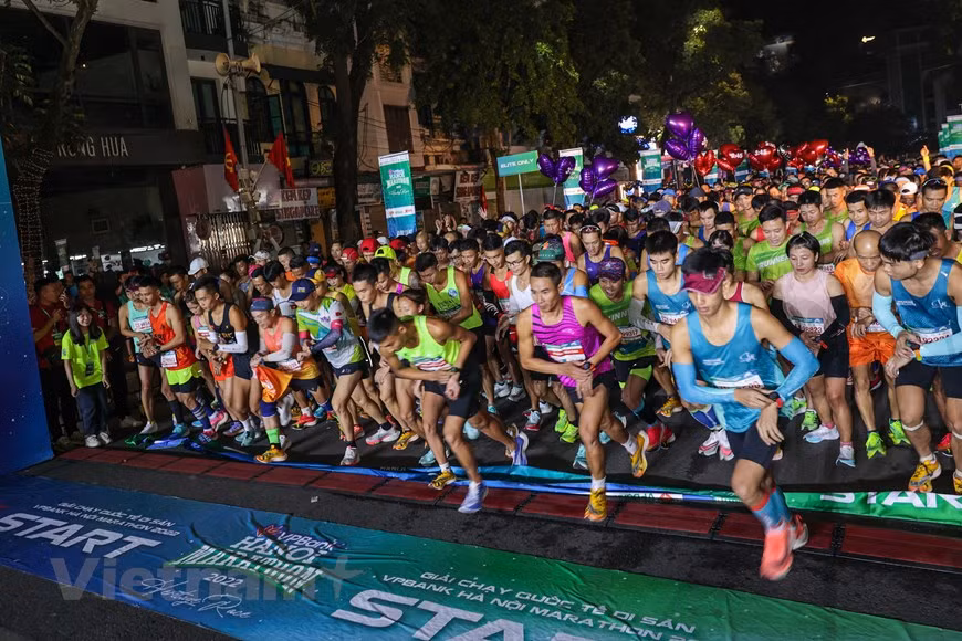 据组委会的统计数据，2022年兴旺银行河内马拉松赛吸引一万命运动员报名参赛。其中报名参加42公里赛事的人数就多达三千名，是当前42公里赛事参赛人数最多的一次。报名参赛的外国运动员人数为一千名。2022年兴旺银行河内马拉松赛被期待可点燃居民爱运动之火，推崇自我跃升精神。图自Vietnam+