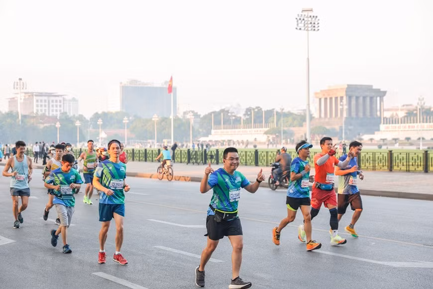 为了比肩国际马拉松赛，2022年兴旺银行河内马拉松赛的42公里、21公里、10公里和5公里四个赛项都满足国际马拉松协会的标准。特别是，参与2022年兴旺银行河内马拉松赛的运动员可将其完赛证明作为报名参加世界顶级马拉松巡回赛—雅培世界马拉松大满贯的参赛资格条件。图自Vietnam+