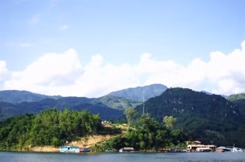 和平省除了因拥有寄宿家庭旅游形式而著名的富有诗意之梅州谷。赴和平旅游，游客还可以坐船参观和平湖心的风景。山罗水电站建成之前，和平水电站是越南和东南亚最大的水电站（图片来源：vnexpress.net）