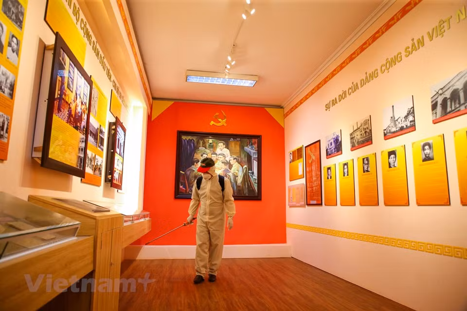 消毒力量在还剑郡5D号房遗迹区进行喷洒消毒剂。图自越通社