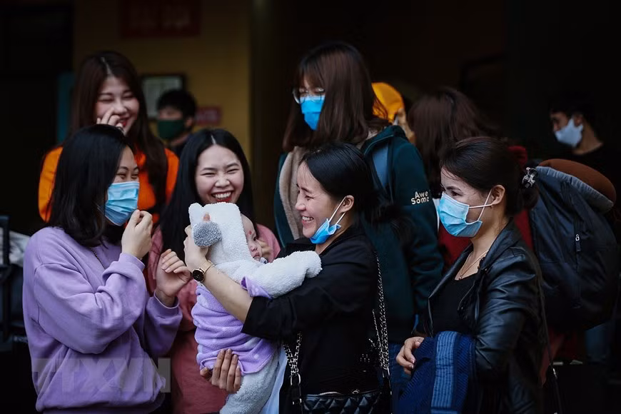 完成14天隔离之后大家都感到高兴。（越通社记者仲达 摄）