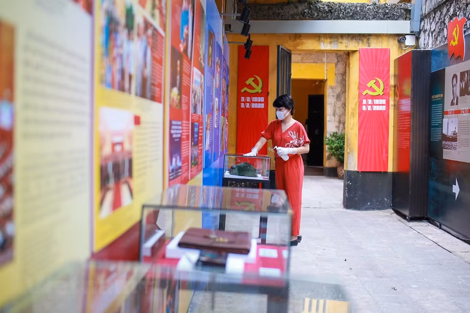 经核查乘坐VN0054号航班抵达河内市内的所有乘客的行程后，职能机关已发现与河内首例新冠肺炎确诊病例一起乘坐该航班的两名英国籍游客曾参观过火炉监狱遗迹，因此该遗迹从3月9日13时已暂停接待游客。图自越通社