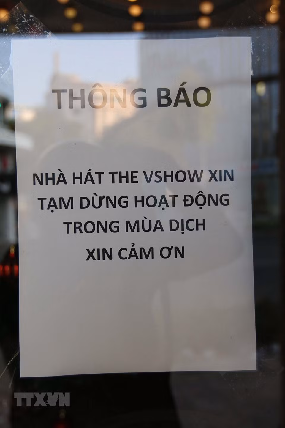 南光歌剧院在门前贴着暂停运营的通知。越通社记者 清武 摄