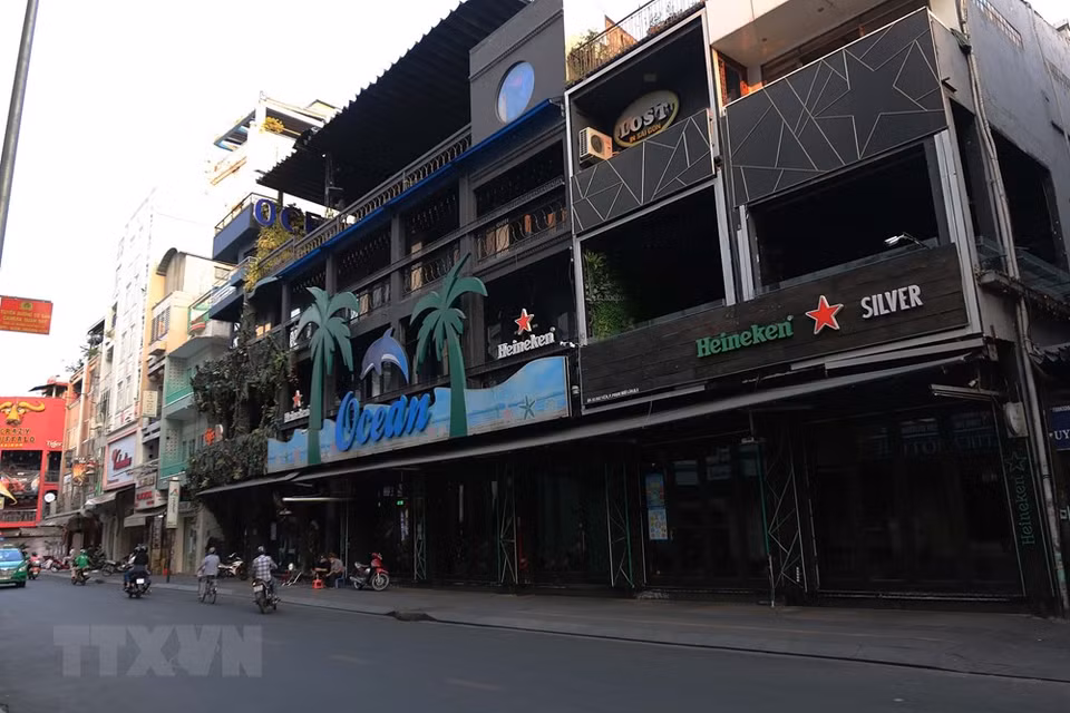 第一郡裴院步行街各家酒吧、俱乐部一律暂停运营活动。越通社记者 清武 摄