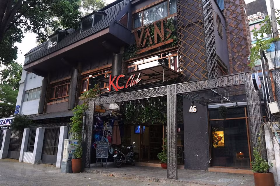 第一郡范玉石街酒吧和俱乐部暂时运营。越通社记者 清武 摄