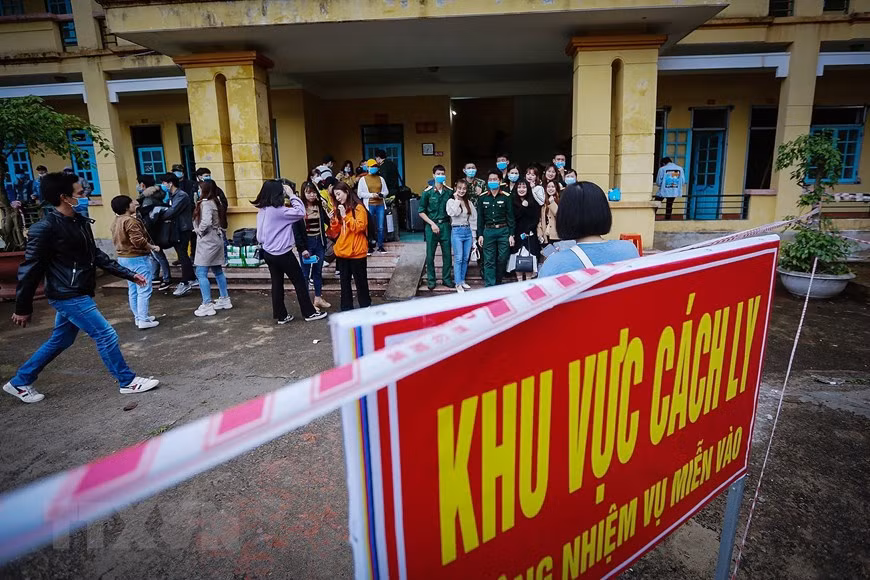 和平省军事学校举行仪式，欢迎越南公民完成集中隔离医学观察。（越通社记者仲达 摄）