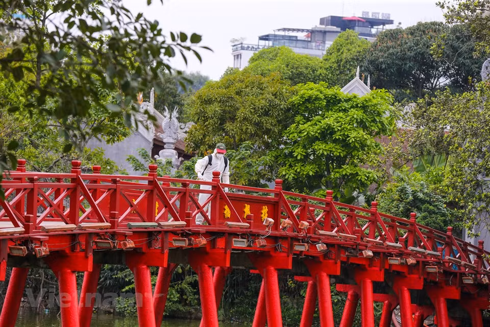 栖旭桥——首都河内的一个著名旅游景点已进行喷洒消毒剂。图自越通社
