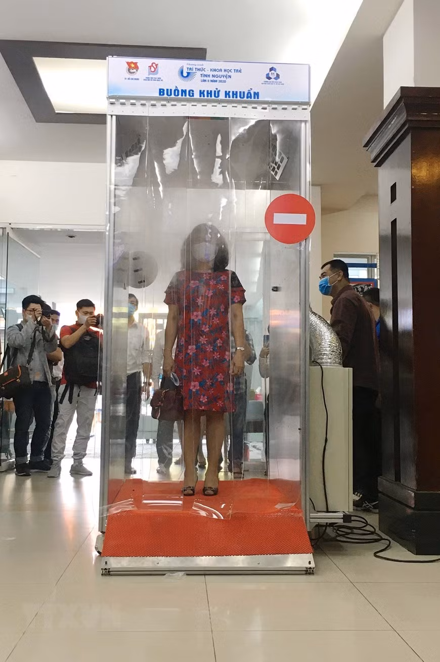 由胡志明市青年研制的人员消毒通道正式亮相。图自越通社