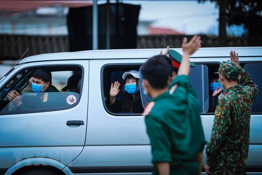 越南人民军力量在14天内的携手并肩就是大家努力向上的动力，也是大家更加爱护祖国家乡的因素。（越通社记者仲达 摄）