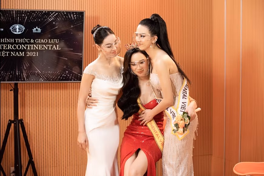 经过一段时间的选拔比赛，陈黄爱儿最终成功代表越南参加2021年洲际小姐（Miss Intercontinental）选美比赛。越南代表将于今年10月赴埃及参加比赛。据了解，这是陈黄爱儿第一次出国，要在多个国家中转才能到达比赛主办国。因此，佳丽只好赶在“一人带钟创他国”前一天准备好自己的行李及修炼必要技能。图自Vietnam+