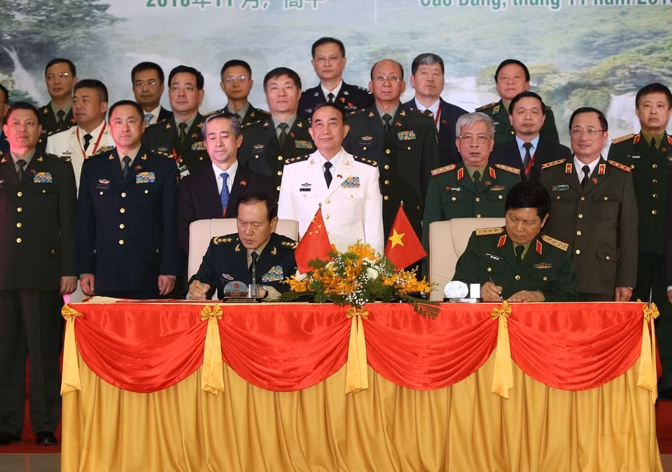 吴春历大将和魏凤和上将签署友好合作谅解备忘录。越通社记者 杨江 摄 