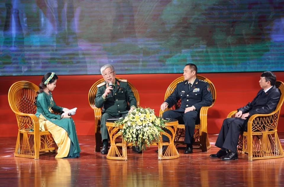 阮志咏上将在座谈会上发表讲话。越通社记者 杨江 摄