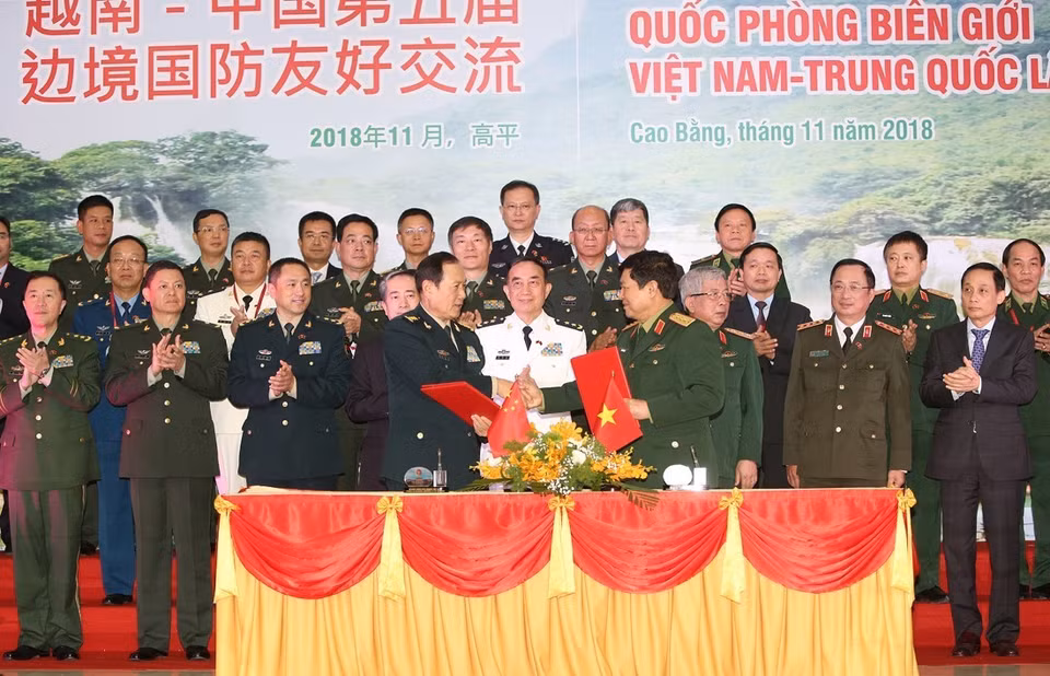 吴春历大将和魏凤和上将签署友好合作谅解备忘录。越通社记者 杨江 摄