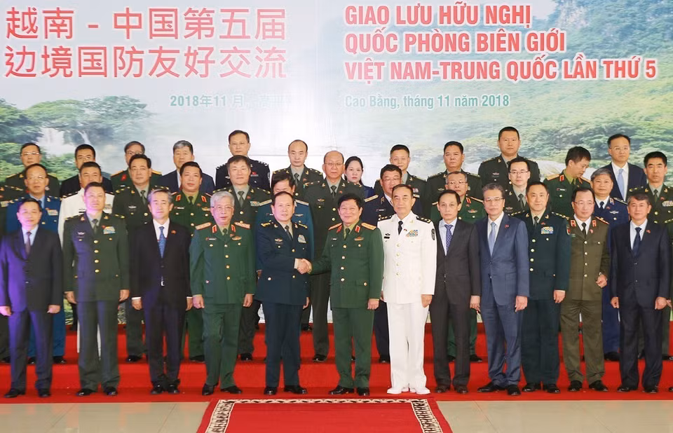 吴春历大将和魏凤和上将同代表们合影。越通社记者 杨江 摄
