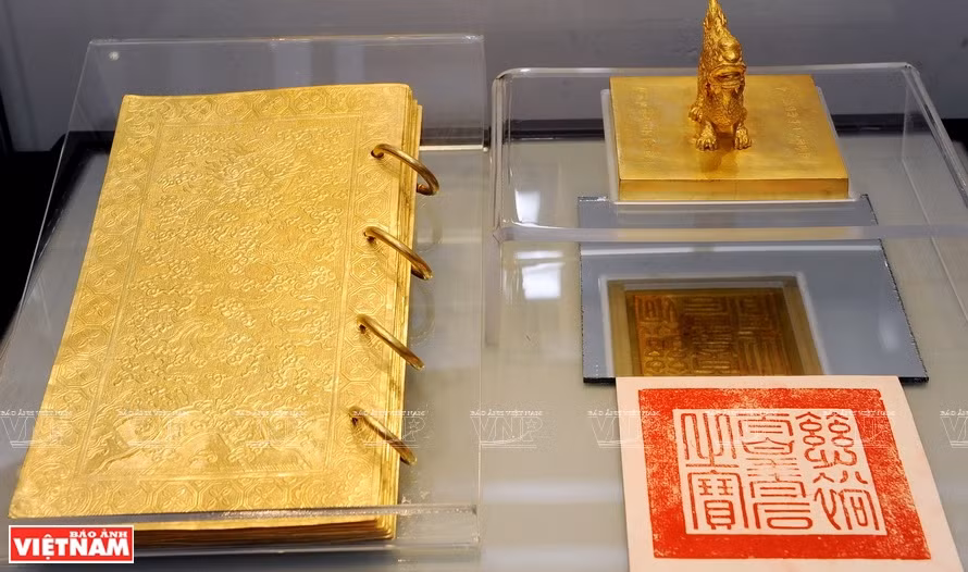 阮朝金书和金印。图自越南画报