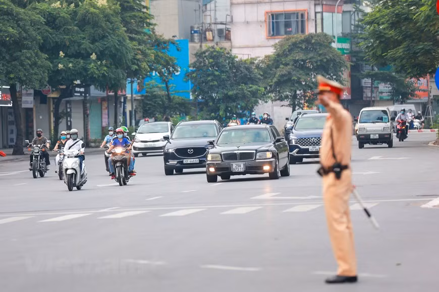 按照中央的指导，自9月21日起河内将不会对当地个人、组织和企业提出更多涉及人员出行的行政手续的要求，但仍河内仍要求人们除非绝对必要，否则不要外出。河内市将成立跨行业检查团，以对防疫工作进行事后检查。河内市人民委员会副主席渚春勇要求，在该市放宽防控措施后各组织和个人必须严格实施由该市发布的防疫工作相关规定。图自Vietnam+