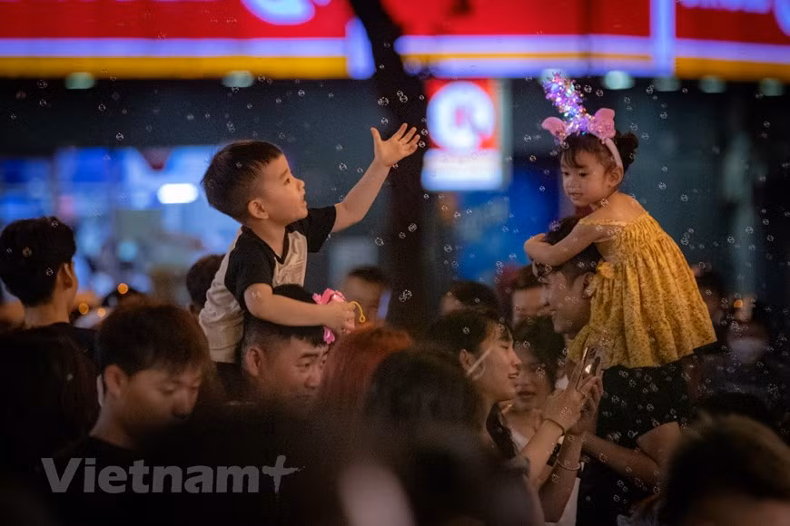 小朋友们同家长来到马行街体验中秋传统感受文化魅力。图自Vietnam+