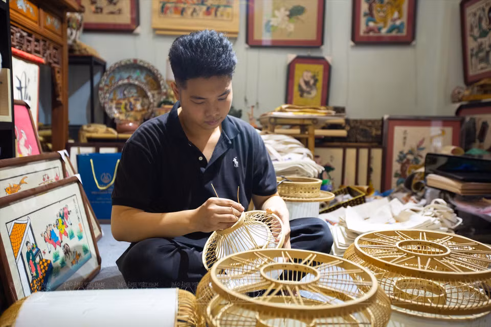 色彩魔力项目按照不同的设计制作灯架。图自越南画报
