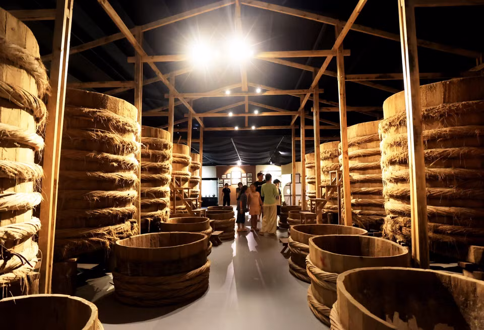 再现用于制作潘切鱼露的凤尾鱼发酵罐展示空间。图自越通社