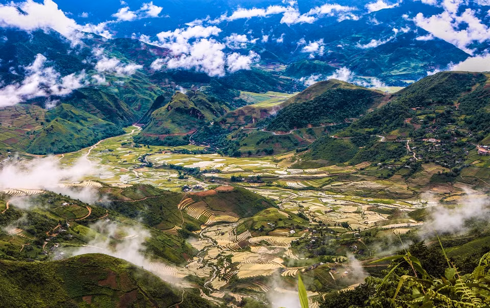 被白云笼罩的寇帕山口景色。图自越南画报