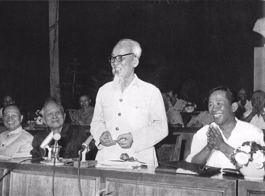 1968年5月20日，胡主席与孙德胜、黎笋等出席第三届国会第四次会议开幕式。图自越通社