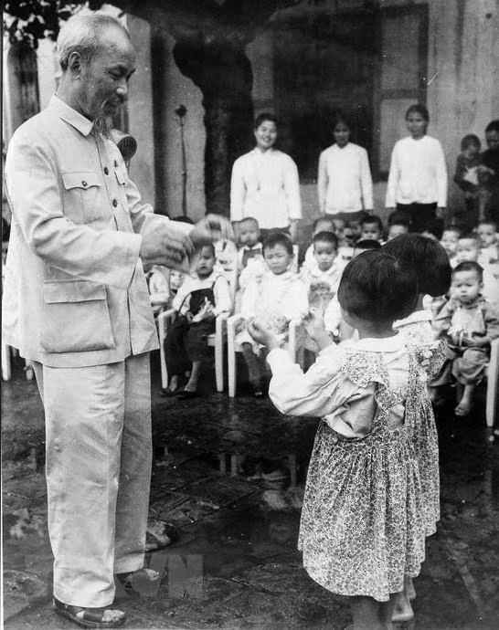1957年5月30日，胡主席走访海防儿童疗养中心。（图自越通社）