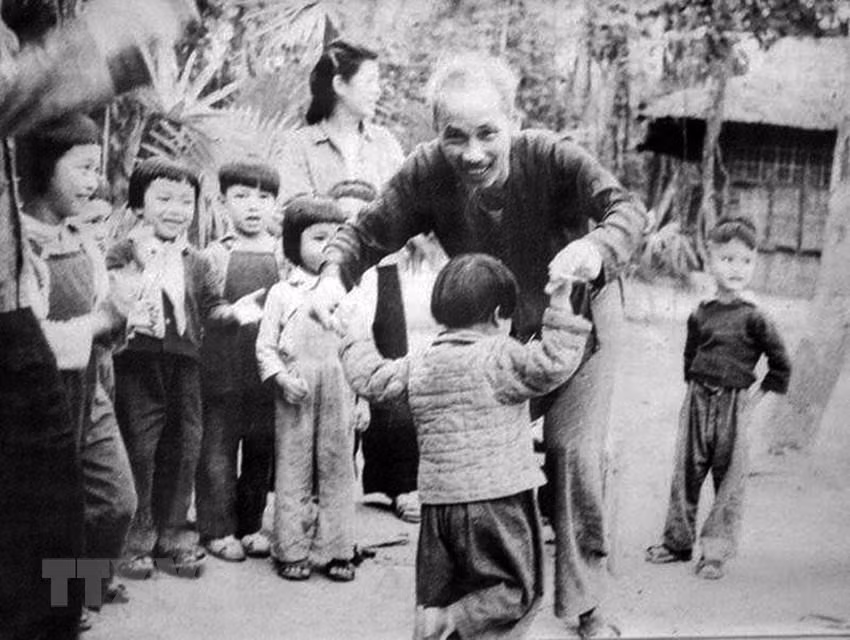 1951年9月15日在越北地区，胡伯伯与越南中央妇女联合协会属下的幼儿园的儿童们玩耍。（图自越通社）