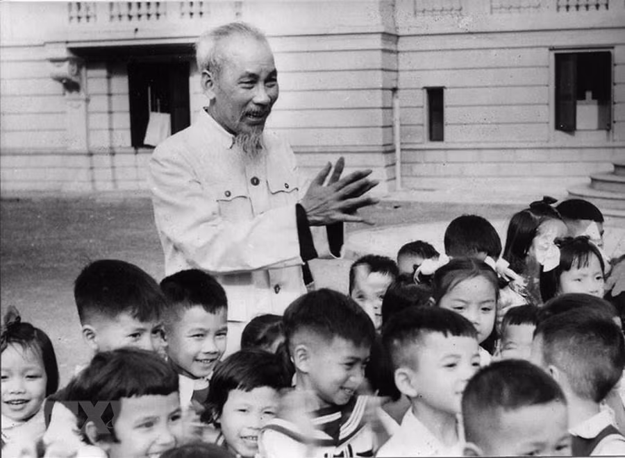  值此胡志明主席诞辰70周年之际，儿童们在主席府给胡伯伯祝贺。（图自越通社）