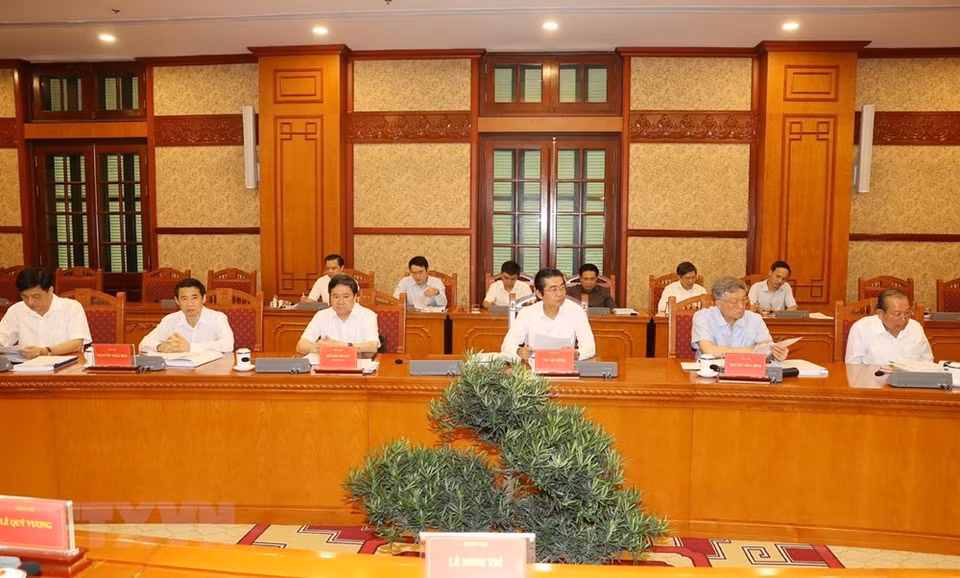 参加中央反腐败指导委员会常委会会议的代表。越通社记者智勇 摄