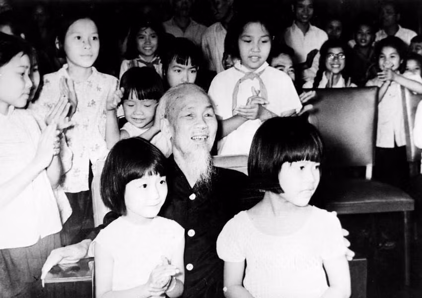 1969年5月31日，值此儿童节之际，首都河内的儿童与胡伯伯交流。图自越通社
