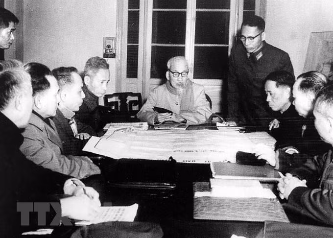 1967年12月28日，胡主席出席党中央政治局会议，决定启动1968年总进攻和崛起。图自越通社